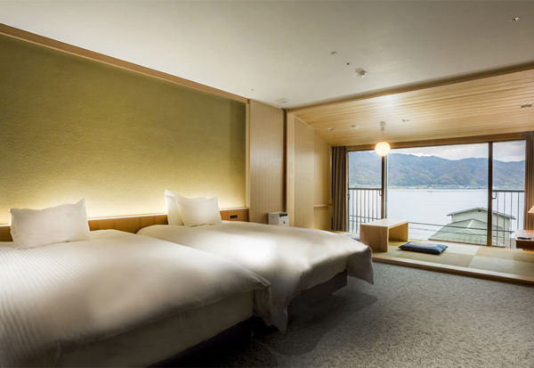 Japanese and Western-style room facing the sea