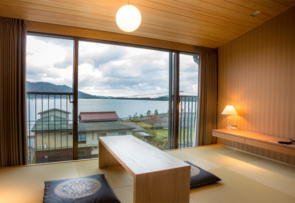 Japanese and Western-style room facing the sea